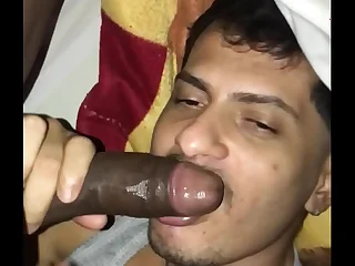 O di&aacute;rio de mamadas II - Neg&atilde;o dotado e grosso me deu leite na garganta