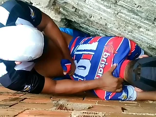 Comendo C&uacute; No Beco