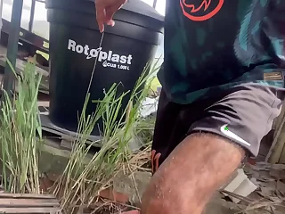 estaba tan caliente que me chupe a mi mismo mi pene y me corri en mi boca