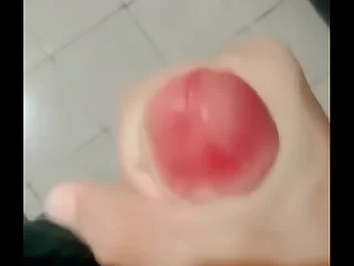 Novinho gostoso jorrando leite