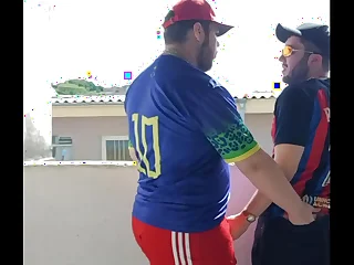 Urs&atilde;o maloka comendo branquinho tatuado na laje &lpar;COMPLETO Bantam RED&rpar;